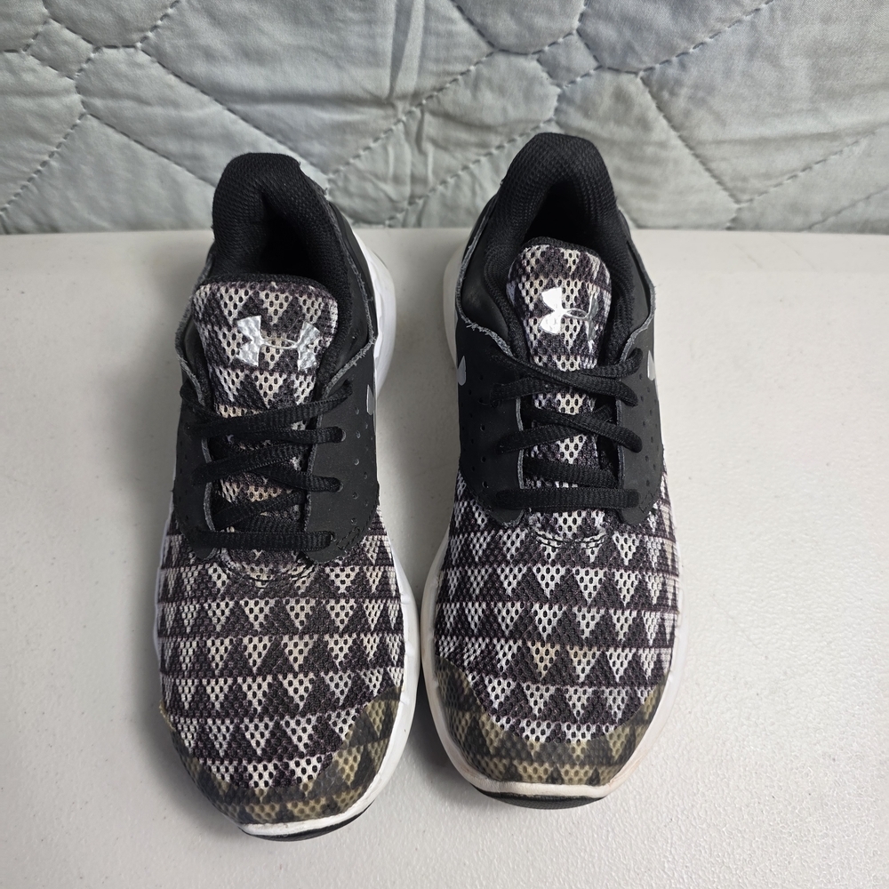 Under Armour kids' athletic sneakers in black and white.
Size 3.5Y - Picture 6 of 8
